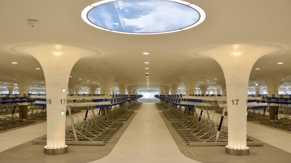 The garage is located near Amsterdam Centraal Station (Source: dutchcycling.nl) The garage is located near Amsterdam Centraal Station (Source: dutchcycling.nl)