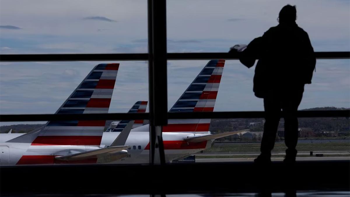 US flight delay: Stranded passengers vent frustration on Twitter