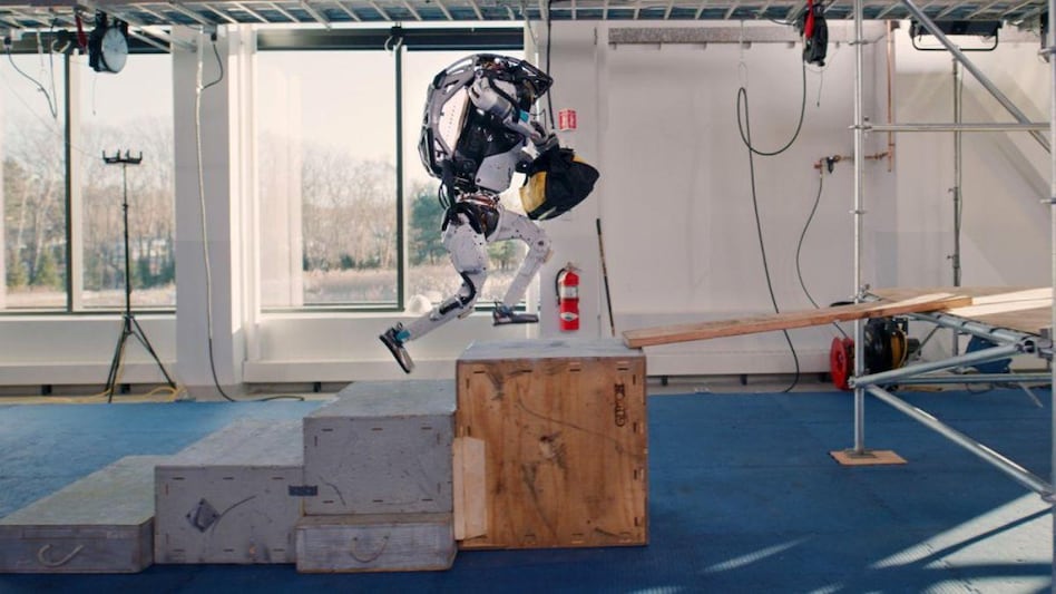 Boston Dynamics' Atlas robot is seen doing things like human beings Boston Dynamics' Atlas robot is seen doing things like human beings