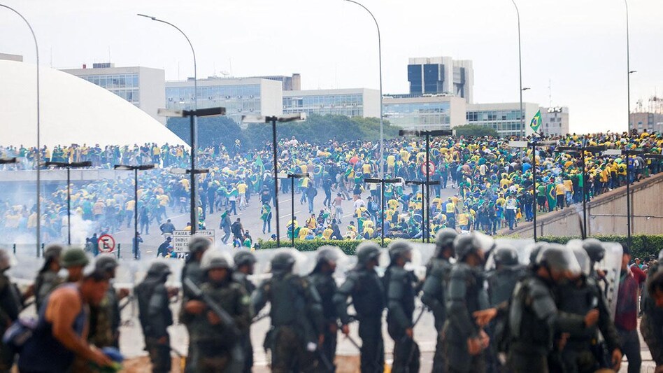 Thousand supporters of former President Jair Bolsonaro, who lost power in the recent election held in October, stormed the country's Supreme Court, Congress (National Assembly), and the Presidential Palace. (Reuters) Thousand supporters of former President Jair Bolsonaro, who lost power in the recent election held in October, stormed the country's Supreme Court, Congress (National Assembly), and the Presidential Palace. (Reuters)