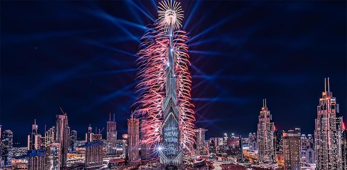 Amazing New Year fireworks at Dubai's Burj Khalifa Amazing New Year fireworks at Dubai's Burj Khalifa