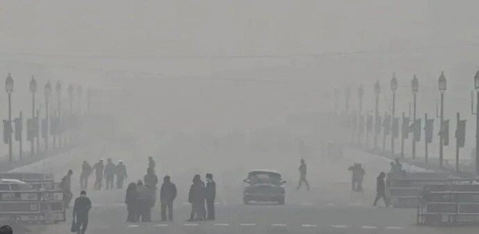 Dense fog has continued to shroud the national capital over the last few days, impacting rail and air traffic. (Photo: PTI) Dense fog has continued to shroud the national capital over the last few days, impacting rail and air traffic. (Photo: PTI)