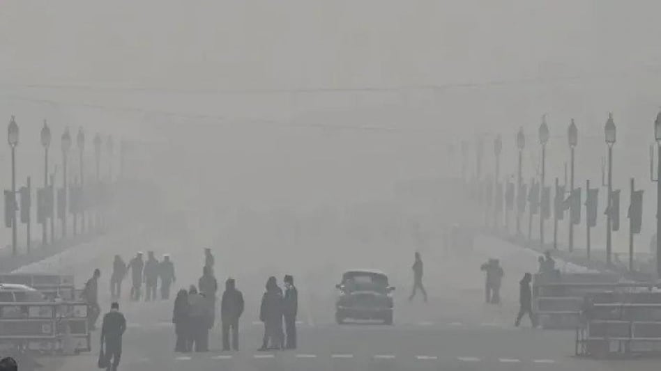 Dense fog has continued to shroud the national capital over the last few days, impacting rail and air traffic. (Photo: PTI) Dense fog has continued to shroud the national capital over the last few days, impacting rail and air traffic. (Photo: PTI)