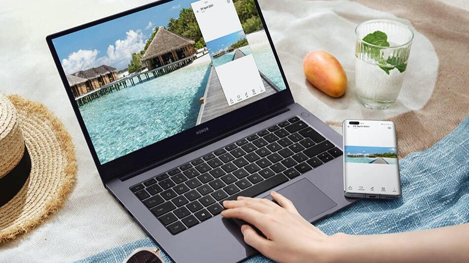 The laptop is designed with a minimalist aesthetic and is pretty lightweight at 1.38 kg. The laptop is designed with a minimalist aesthetic and is pretty lightweight at 1.38 kg.