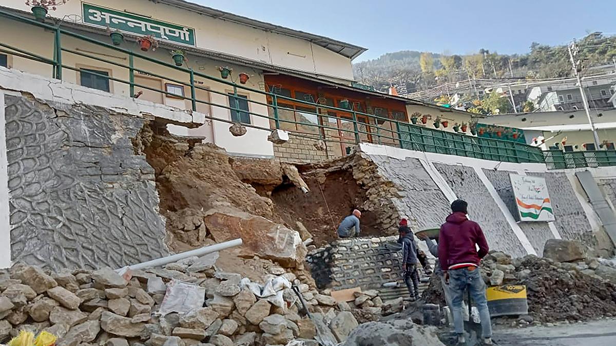 Joshimath land subsidence: Houses and roads have developed cracks Joshimath land subsidence: Houses and roads have developed cracks