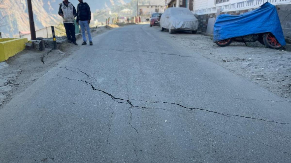 Uttarakhand Chief Minister Pushkar Singh Dhami on Sunday took to Twitter and shared that Prime Minister Narendra Modi was personally monitoring the Joshimath situation. Uttarakhand Chief Minister Pushkar Singh Dhami on Sunday took to Twitter and shared that Prime Minister Narendra Modi was personally monitoring the Joshimath situation.