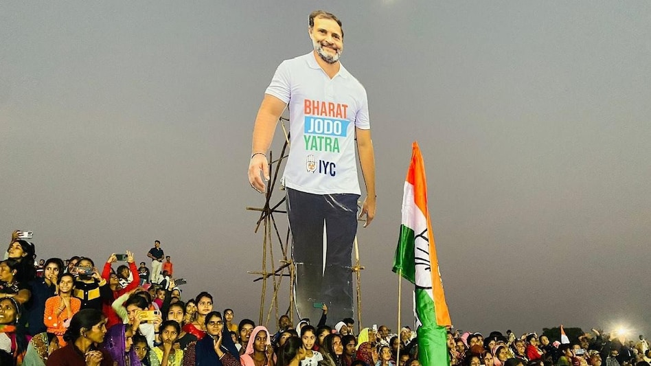 Rahul Gandhi, who was constantly seen wearing white T-shirts even in Delhi winter during the yatra, has found media and politicians alike wondering why he does not feel cold Rahul Gandhi, who was constantly seen wearing white T-shirts even in Delhi winter during the yatra, has found media and politicians alike wondering why he does not feel cold