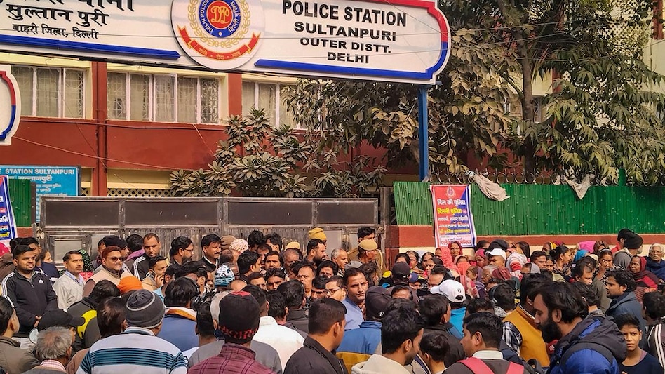Crowd gathers outside Sultanpuri Police Station Crowd gathers outside Sultanpuri Police Station