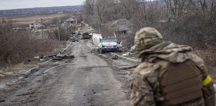 A Ukrainian serviceman looks at an empty street, as Russia's attack on Ukraine continues, in the village of Torske, Donetsk region, Ukraine (Photo: Reuters) A Ukrainian serviceman looks at an empty street, as Russia's attack on Ukraine continues, in the village of Torske, Donetsk region, Ukraine (Photo: Reuters)