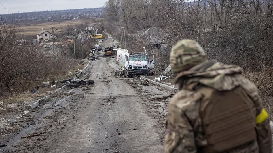 A Ukrainian serviceman looks at an empty street, as Russia's attack on Ukraine continues, in the village of Torske, Donetsk region, Ukraine (Photo: Reuters) A Ukrainian serviceman looks at an empty street, as Russia's attack on Ukraine continues, in the village of Torske, Donetsk region, Ukraine (Photo: Reuters)