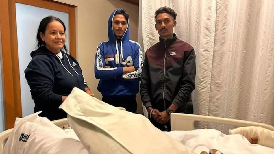 Rishabh Pant meets his rescuers in hospital after near-fatal car accident (Photo: Indiatoday) Rishabh Pant meets his rescuers in hospital after near-fatal car accident (Photo: Indiatoday)