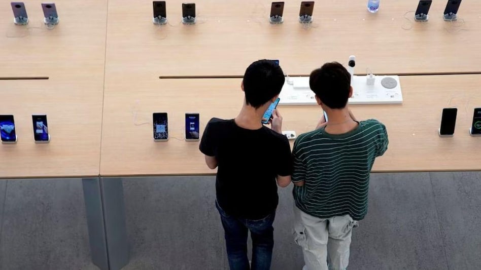 Chinese smartphone market witnesses its worst drop in sales in 10 years Chinese smartphone market witnesses its worst drop in sales in 10 years
