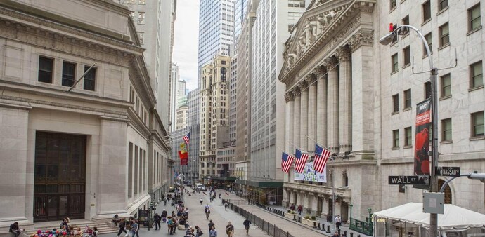 Wall Street banks stockpile funds for possible recession, show resilience Wall Street banks stockpile funds for possible recession, show resilience