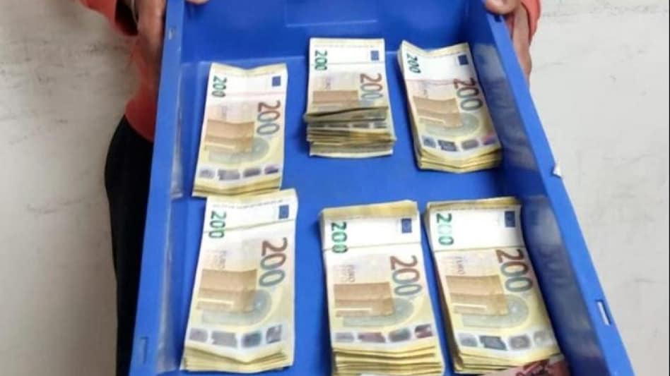 Security personnel at the International Departure Customs Office removed the bag's handle and extracted many wads of cash with a long needle. Security personnel at the International Departure Customs Office removed the bag's handle and extracted many wads of cash with a long needle.
