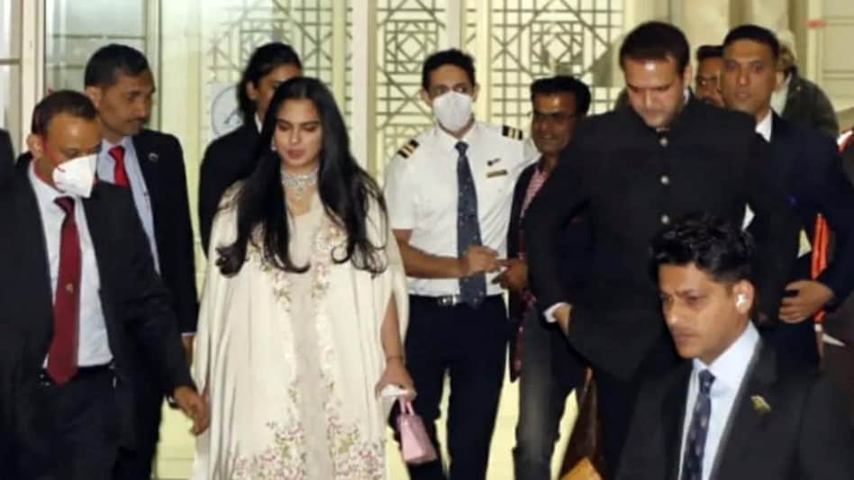 While Isha was seen wearing a white dress with statement jewelry, Anand sported a bandhgala suit. While Isha was seen wearing a white dress with statement jewelry, Anand sported a bandhgala suit.