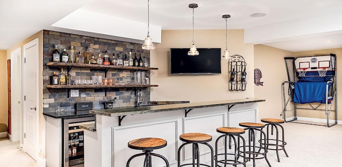 Do you want to offer guests a signature cocktail and show off your mixology skills on your next get-together? Set up a home bar and up your game Do you want to offer guests a signature cocktail and show off your mixology skills on your next get-together? Set up a home bar and up your game