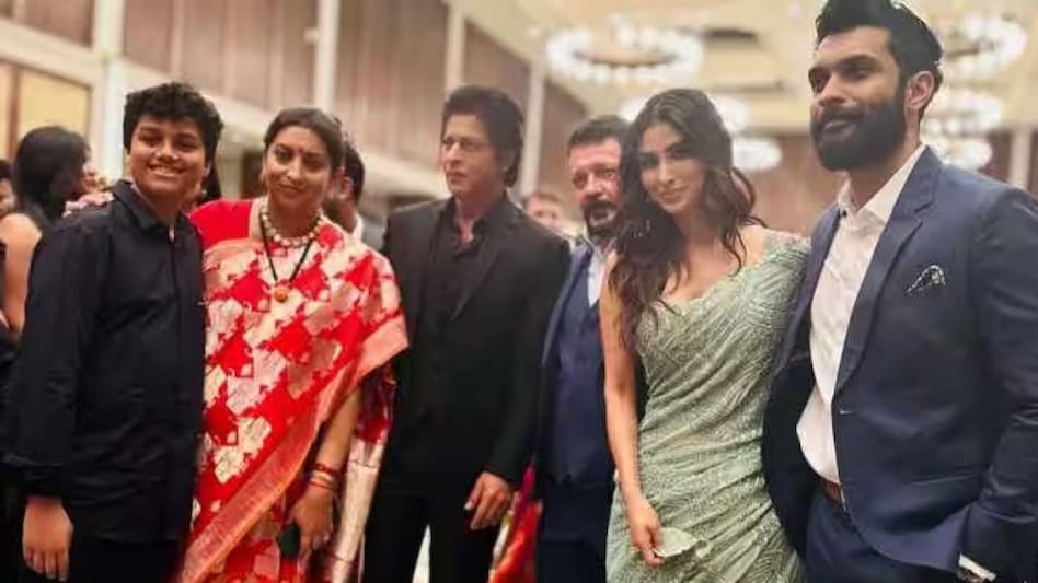 Smriti Irani with Shah Rukh Khan and other guests Smriti Irani with Shah Rukh Khan and other guests