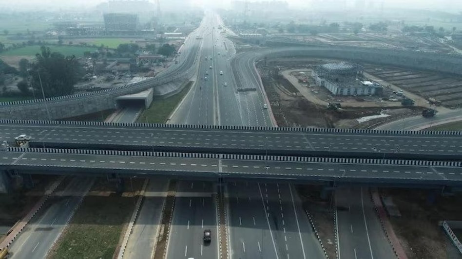 Delhi Mumbai Expressway will be India’s longest expressway with a length of 1,386 km. Delhi Mumbai Expressway will be India’s longest expressway with a length of 1,386 km.