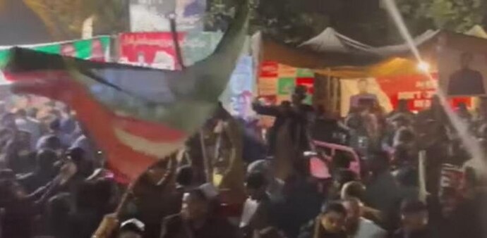 PTI leader Musarrat Cheema shared a video of protests outside the former Pakistan PM’s house on Twitter. PTI leader Musarrat Cheema shared a video of protests outside the former Pakistan PM’s house on Twitter.