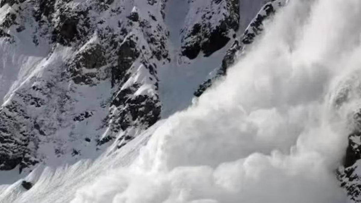 Massive avalanche hits upper reaches of Gulmarg in J&K, kills 1 person