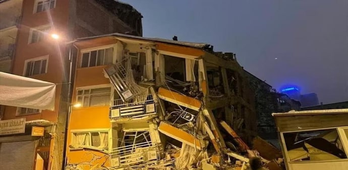 The earthquake was followed by a series of aftershocks, according to the news agency Reuters. The earthquake was followed by a series of aftershocks, according to the news agency Reuters.