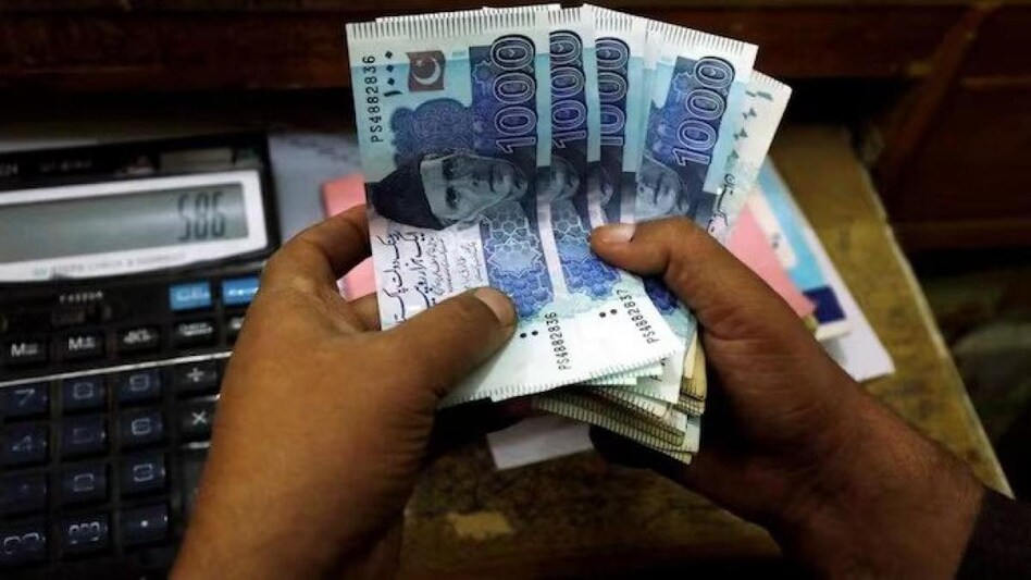 Pakistan government cease clearance of bills and salaries amid economic crisis Pakistan government cease clearance of bills and salaries amid economic crisis