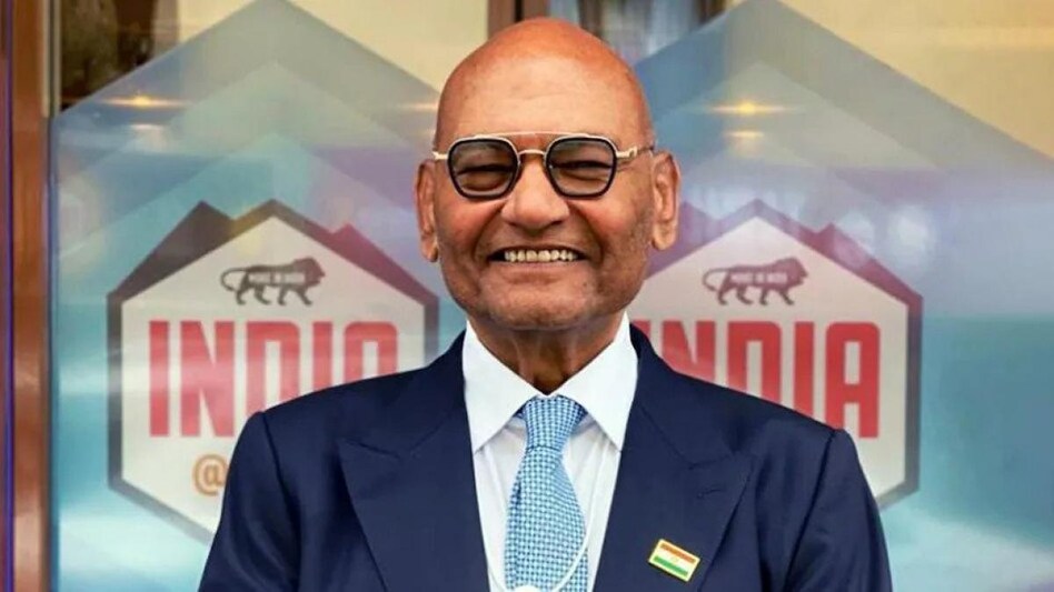 Talking about Sachin’s humility, he reminisced that it always brings a smile on his face. Talking about Sachin’s humility, he reminisced that it always brings a smile on his face.