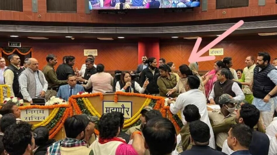 Delhi MCD: This happened on the day the councillors voted for the election of six members of the MCD's Standing Committee - the highest decision-making body of the civic body. Delhi MCD: This happened on the day the councillors voted for the election of six members of the MCD's Standing Committee - the highest decision-making body of the civic body.