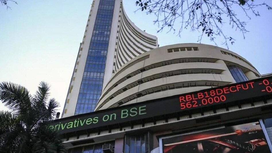 Benchmark Sensex tanked 927 points on Wednesday due to an intense selling in heavyweight stocks triggered by geopolitical and inflation concerns Benchmark Sensex tanked 927 points on Wednesday due to an intense selling in heavyweight stocks triggered by geopolitical and inflation concerns