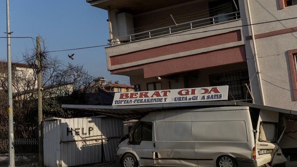 The word "HELP" is written on a wall beside a destroyed building in the aftermath of the deadly earthquake in Antakya, Hatay province, Turkey (Photo: Reuters) The word "HELP" is written on a wall beside a destroyed building in the aftermath of the deadly earthquake in Antakya, Hatay province, Turkey (Photo: Reuters)