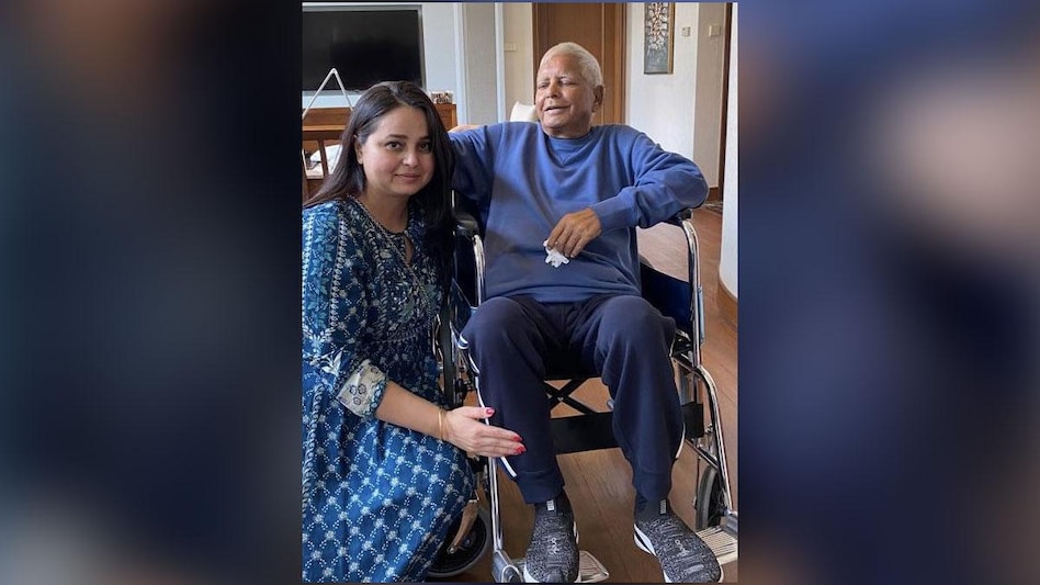 Rohini Acharya Lalu's daughter, who gave her father a kidney, sent an emotional message on Twitter announcing that the RJD leader would be departing for India on Saturday Rohini Acharya Lalu's daughter, who gave her father a kidney, sent an emotional message on Twitter announcing that the RJD leader would be departing for India on Saturday