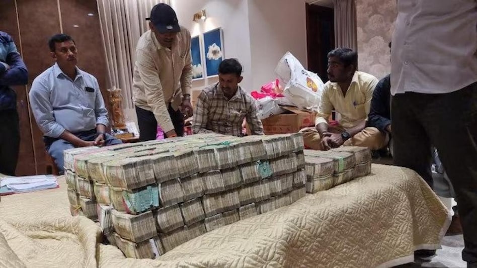 Karnataka BJP MLA's son caught taking Rs 40 lakh bribe; Rs 6 cr recovered from home Karnataka BJP MLA's son caught taking Rs 40 lakh bribe; Rs 6 cr recovered from home