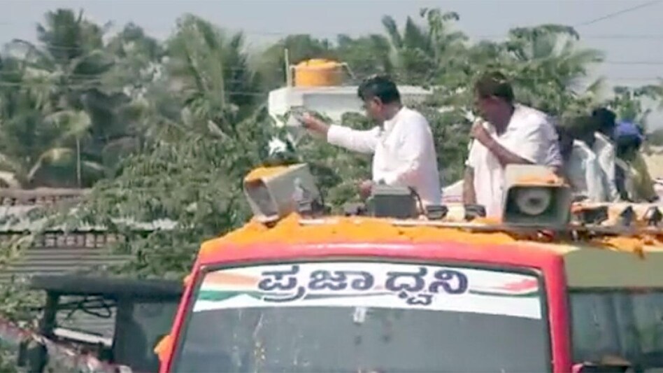 While campaigning in Bevinahalli in the Mandya district for the upcoming Karnataka election, the politician can be seen throwing Rs 500 notes into the crowd from the rooftop of the bus While campaigning in Bevinahalli in the Mandya district for the upcoming Karnataka election, the politician can be seen throwing Rs 500 notes into the crowd from the rooftop of the bus