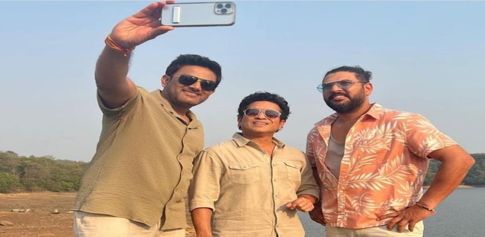 In the picture, Kumble was taking the selfie while others looked happy to smile at the camera. In the picture, Kumble was taking the selfie while others looked happy to smile at the camera.