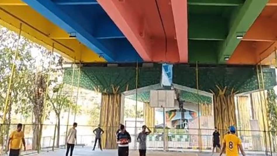 Content creator Dhananjay first posted the video on Twitter. Content creator Dhananjay first posted the video on Twitter.