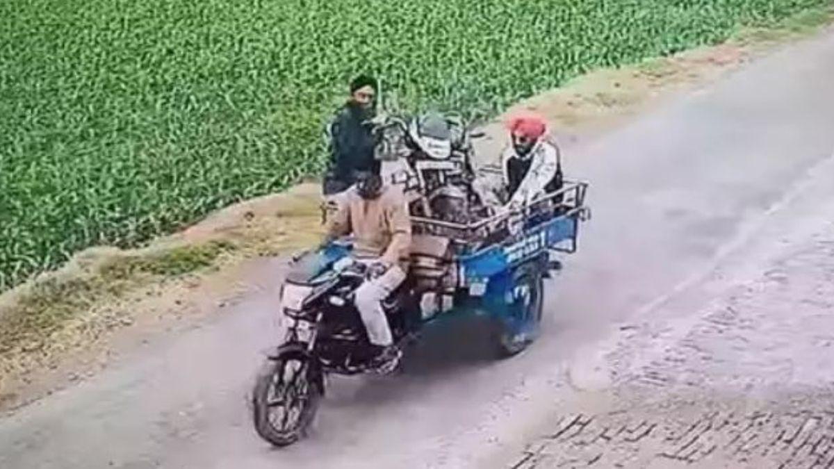 A fresh image of the fugitive surfaced online and showed him on a motorized cart with his bike and the person who rode it. (Image: Twitter) A fresh image of the fugitive surfaced online and showed him on a motorized cart with his bike and the person who rode it. (Image: Twitter)
