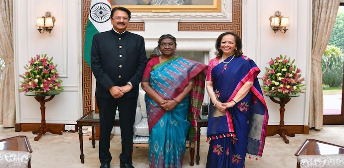 Ajay Piramal and Dr Swati Piramal, with Draupadi Murmu, Hon’ble President of India Ajay Piramal and Dr Swati Piramal, with Draupadi Murmu, Hon’ble President of India