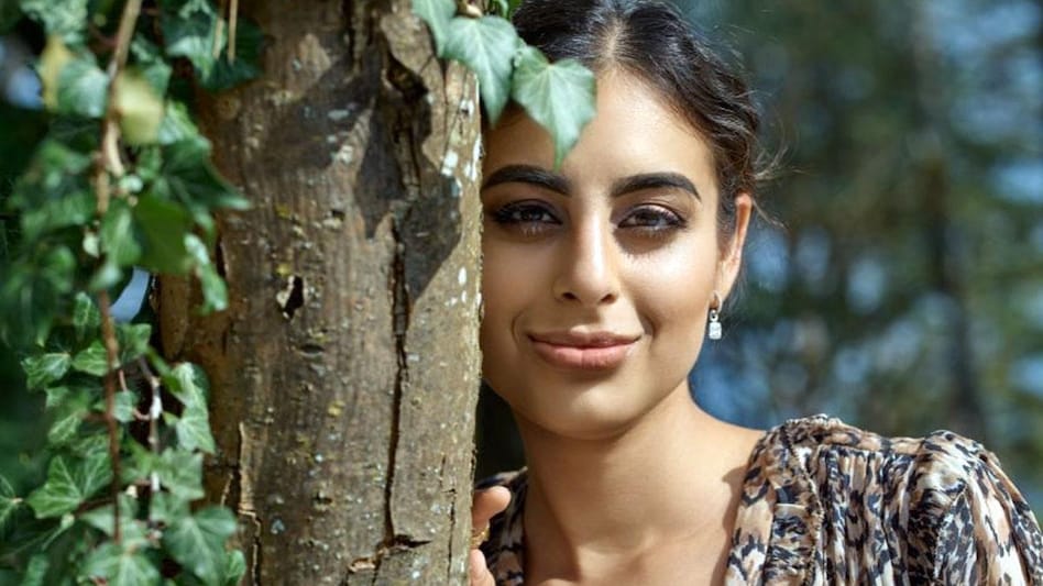 A University Of Switzerland alumna, Vasundhara is the elder daughter of Switzerland-based millionaires of Indian descent, Pankaj and Radhika Oswal of the multi-billion-dollar global conglomerate ‘Oswal Group Global’ A University Of Switzerland alumna, Vasundhara is the elder daughter of Switzerland-based millionaires of Indian descent, Pankaj and Radhika Oswal of the multi-billion-dollar global conglomerate ‘Oswal Group Global’