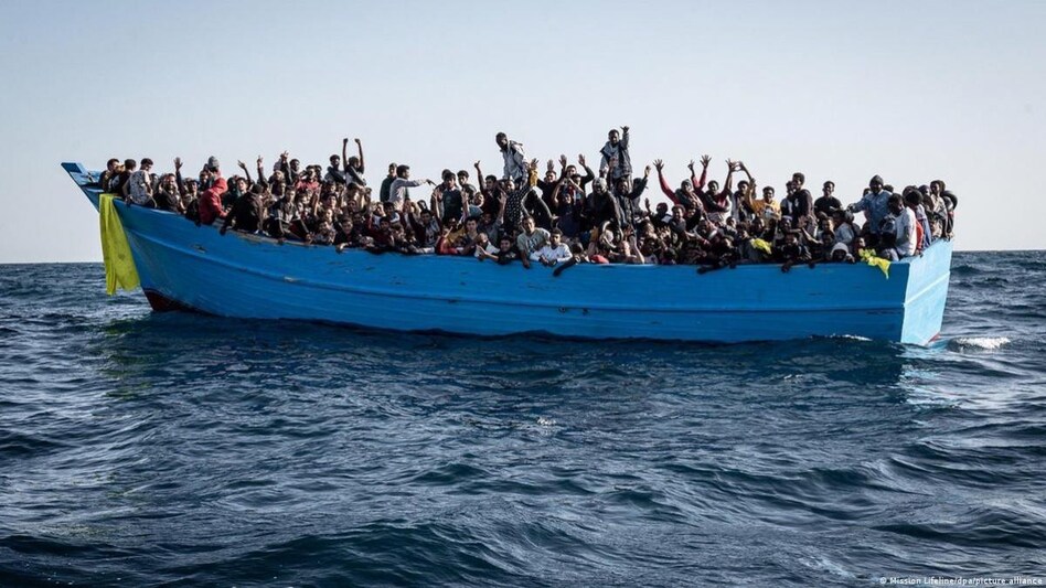 Boat with 400 migrants adrift between Greece and Malta Boat with 400 migrants adrift between Greece and Malta