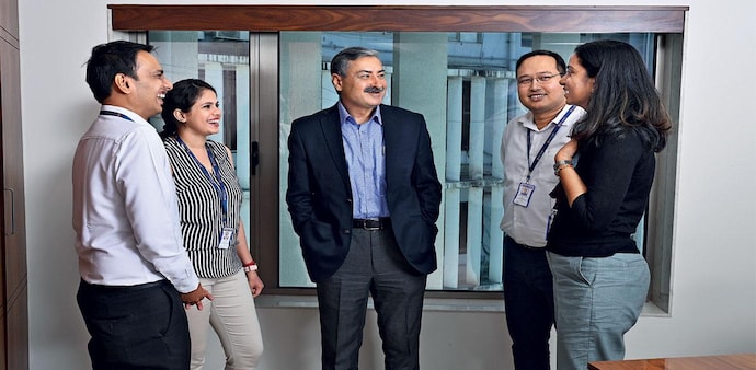 Vinay Razdan (centre), Chief Human Resources Officer, HDFC Bank Vinay Razdan (centre), Chief Human Resources Officer, HDFC Bank