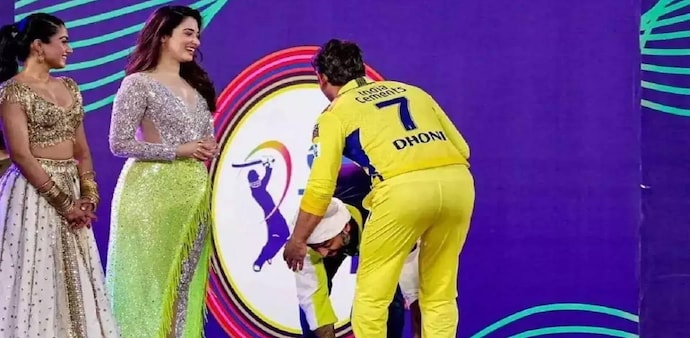 Following their performances, the teams' captains that would play that night were called on stage to take pictures with BCCI leaders and the artists. Following their performances, the teams' captains that would play that night were called on stage to take pictures with BCCI leaders and the artists.