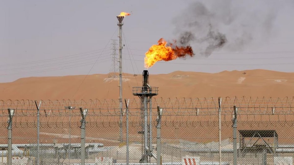 FILE PHOTO: Flames are seen at the production facility of Saudi Aramco's Shaybah oilfield in the Empty Quarter, Saudi Arabia FILE PHOTO: Flames are seen at the production facility of Saudi Aramco's Shaybah oilfield in the Empty Quarter, Saudi Arabia