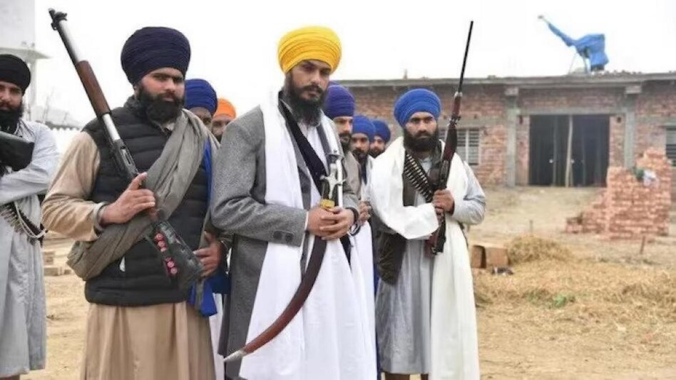 Joga Singh, known as the main aide of Amritpal Singh, the chief of 'Waris Punjab De', has been arrested by the Punjab police from Sirhind Joga Singh, known as the main aide of Amritpal Singh, the chief of 'Waris Punjab De', has been arrested by the Punjab police from Sirhind