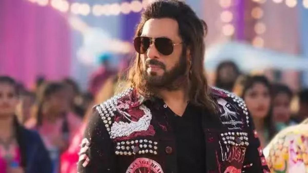 However, Khan further revealed that he returned the driver's fare with interest after he started earning during his modelling days. However, Khan further revealed that he returned the driver's fare with interest after he started earning during his modelling days.