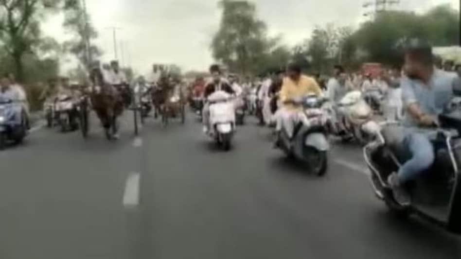 The cops also nabbed four people on three two-wheelers who were clearing the road in front of the carriages The cops also nabbed four people on three two-wheelers who were clearing the road in front of the carriages