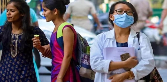 The number of daily Covid-19 cases in India has slightly declined. About 10,753 new infections have been recorded in India in the last 24 hours. On Friday, the figure surpassed 11,000 for the first time. The number of daily Covid-19 cases in India has slightly declined. About 10,753 new infections have been recorded in India in the last 24 hours. On Friday, the figure surpassed 11,000 for the first time.