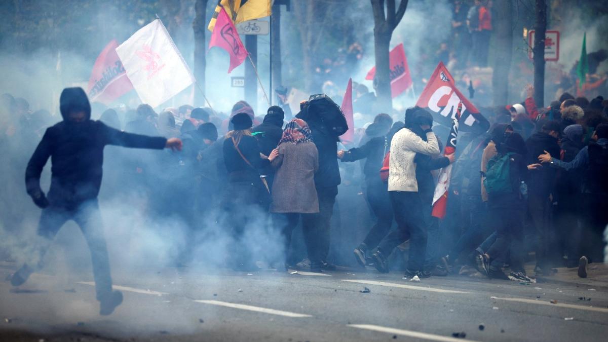 The French are protesting against Macron govt's new pension policy The French are protesting against Macron govt's new pension policy