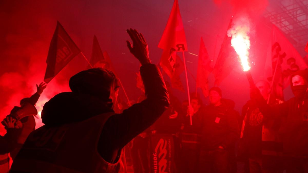 Protesters storm the BlackRock office in Paris Protesters storm the BlackRock office in Paris