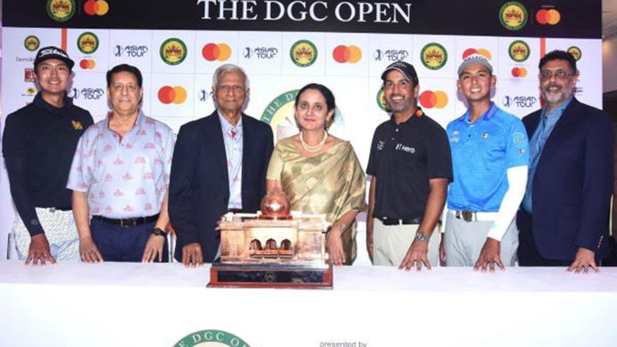 Manasi Narasimhan, Mastercard’s VP & head, marketing & communications for South Asia and professional golfers including company brand ambassador Shiv Kapur (third from right) Manasi Narasimhan, Mastercard’s VP & head, marketing & communications for South Asia and professional golfers including company brand ambassador Shiv Kapur (third from right)