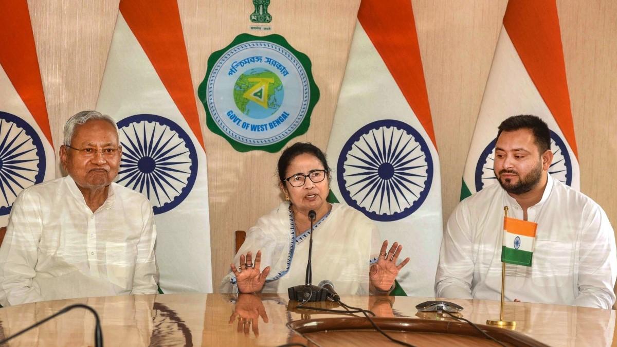 Nitish Kumar on Monday met Mamata Banerjee in Howrah Nitish Kumar on Monday met Mamata Banerjee in Howrah